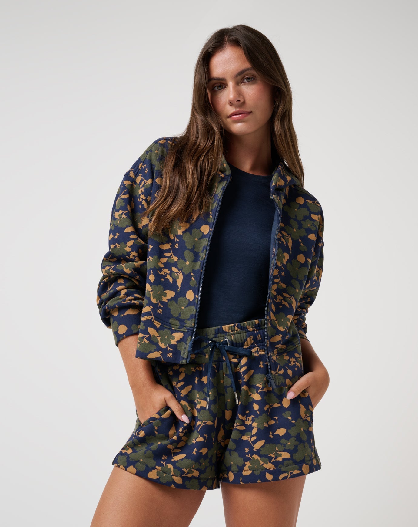 TravisMathew | Cloud Fleece Stellar Short 2.0 - Navy Blazer Floral Multi